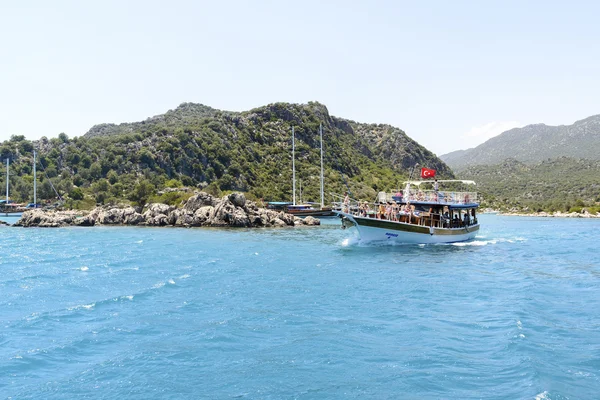 Kemer, Tyrkiet - 06.20.2015. Båd med turister nær kysten af Tyrkiet - Stock-foto