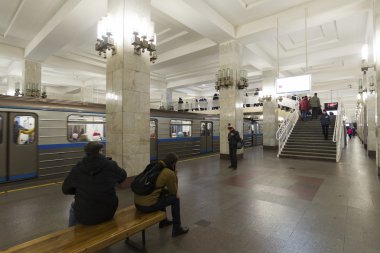 Nizhny Novgorod, Rusya - 02.11.2015. Moskovskaya metro istasyonunda insanlar Hadi.
