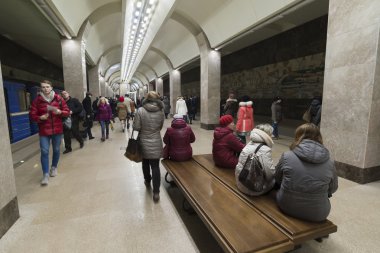 Nizhny Novgorod, Rusya - 02.11.2015. Gorkovskaya metro istasyonu insanlar Hadi.