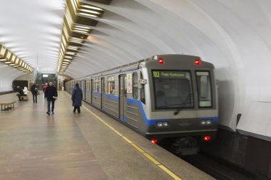Nizhny Novgorod, Rusya - 02.11.2015. Tren istasyonunda Metro Leninskaya geldi