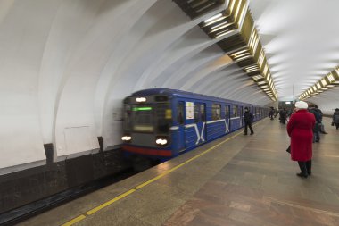Nizhny Novgorod, Rusya - 02.11.2015. Tren istasyonunda Metro Leninskaya geldi