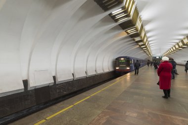 Nizhny Novgorod, Rusya - 02.11.2015. Tren istasyonunda Metro Leninskaya geldi