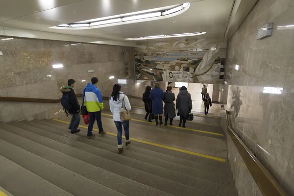 Nizhny Novgorod, RUSIA - 02.11.2015. La gente viene en la estación de metro de Gorkovskaya . — Foto de Stock