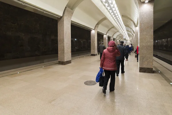Nizhny Novgorod, RUSIA - 02.11.2015. La gente viene en la estación de metro de Gorkovskaya . —  Fotos de Stock