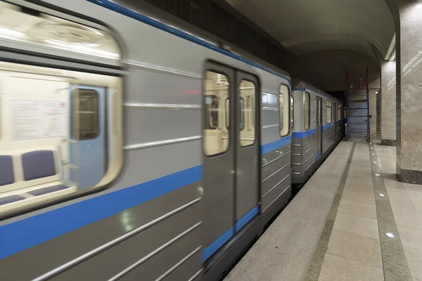 Nizhny Novgorod, RUSIA - 02.11.2015. tren vacío en la estación de metro Gorkovskaya —  Fotos de Stock