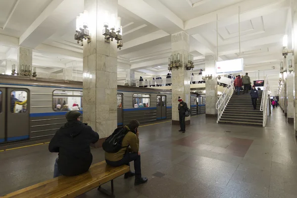 Nizhny Novgorod, RUSIA - 02.11.2015. La gente viene en la estación de metro Moskovskaya . — Foto de Stock