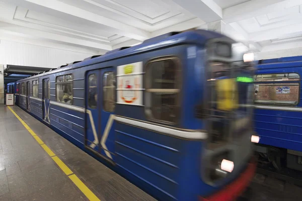 Nizhny Novgorod, RÚSSIA - 02.11.2015. Comboio na estação de metro Moskovskaya — Fotografia de Stock