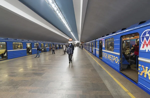 Nizhny novgorod, russland - 02.11.2015. Zug an der Metrostation chkalovskaya — Stockfoto