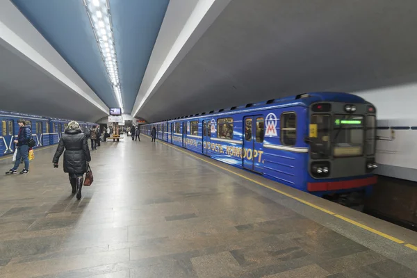 Nizhny Novgorod, RÚSSIA - 02.11.2015. Comboio na estação de metro Chkalovskaya — Fotografia de Stock