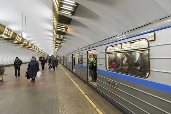 Nizhny Novgorod, RUSIA - 02.11.2015. Tren en la estación de metro Leninskaya —  Fotos de Stock