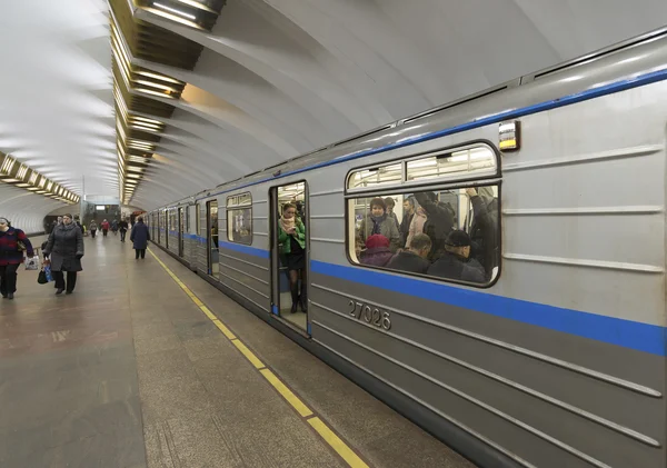 Nizhny Novgorod, RUSSIA - 02.11.2015. Train at metro station Leninskaya — Stock Photo, Image