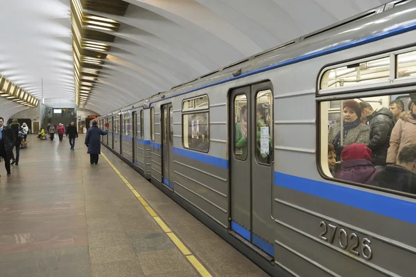 Nizhny Novgorod, RÚSSIA - 02.11.2015. Comboio na estação de metro Leninskaya — Fotografia de Stock