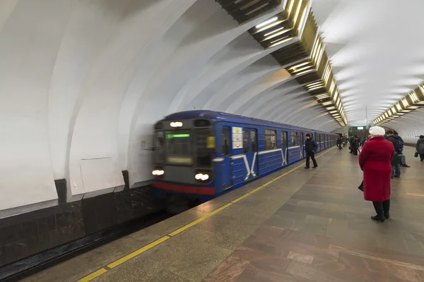 Nizhny Novgorod, RUSSIA - 02.11.2015. The train arrives at station Metro Leninskaya — Stock Photo, Image