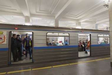 Nizhny Novgorod, Rusya - 02.11.2015. Moskovskaya metro istasyonunda insanlar Hadi.