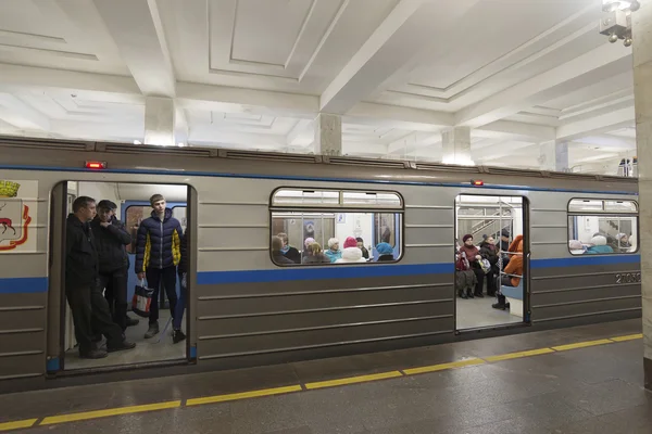 Nizhny Novgorod, RÚSSIA - 02.11.2015. As pessoas vêm na estação de metro Moskovskaya . — Fotografia de Stock