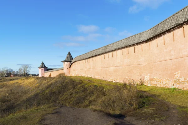 Wall St. Euthymius klooster in Soezdal, opgericht op 1350. Gouden Ring van Rusland reizen — Stockfoto