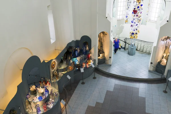 VLADIMIR, RUSIA -07,11,2015. Museo de cristal y el templo en miniatura barnizado se encuentra en Old Believers Temple Trinity — Foto de Stock