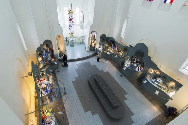 VLADIMIR, RUSIA -07,11,2015. Museo de cristal y el templo en miniatura barnizado se encuentra en Old Believers Temple Trinity — Foto de Stock