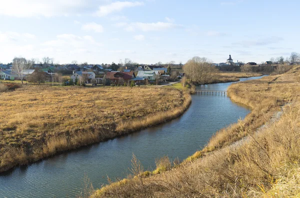 Suzdal, Rusia 06.11.2015. Paisaje con río Kamenka. Anillo de oro de un viaje — Foto de Stock