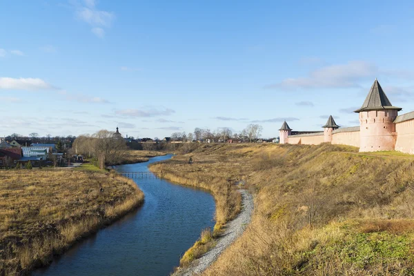 Landscape with  river Kamenka and Wall St. Euthymius monastery in Suzdal, Russia. Golden Ring of Travel — Stock Photo, Image