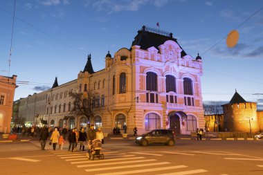 Nizhny Novgorod, Rusya Federasyonu-04.11.2015. Çikolatalı ve Pozharsky Meydanı manzaralı şehir Duma, şimdi bölgesel ticaret birliği kuruluşları Birliği oluşturma tarihi