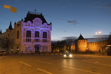 Nizhny Novgorod, Rusya Federasyonu-04.11.2015. Çikolatalı ve Pozharsky Meydanı manzaralı şehir Duma, şimdi bölgesel ticaret birliği kuruluşları Birliği oluşturma tarihi