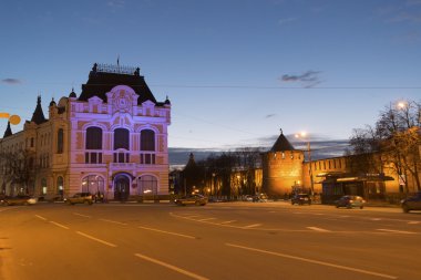Nizhny Novgorod, Rusya Federasyonu-04.11.2015. Çikolatalı ve Pozharsky Meydanı manzaralı şehir Duma, şimdi bölgesel ticaret birliği kuruluşları Birliği oluşturma tarihi