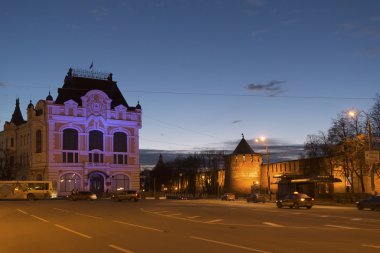 Nizhny Novgorod, Rusya Federasyonu-04.11.2015. Çikolatalı ve Pozharsky Meydanı manzaralı şehir Duma, şimdi bölgesel ticaret birliği kuruluşları Birliği oluşturma tarihi