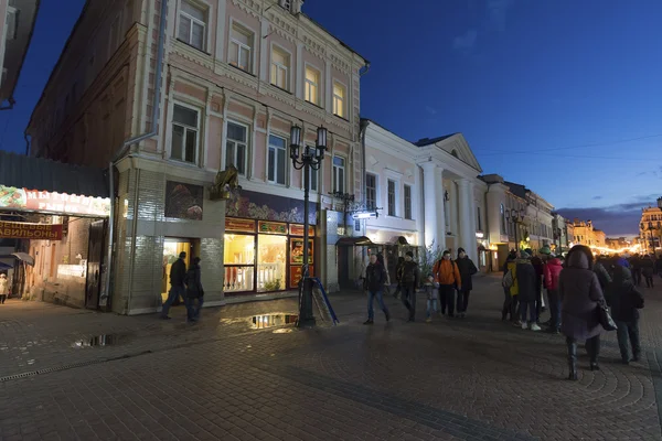 Nizhny Novgorod, Russia -04.11.2015. Bolshaya Pokrovskaya - main pedestrian street in historic downtown — Stock Photo, Image