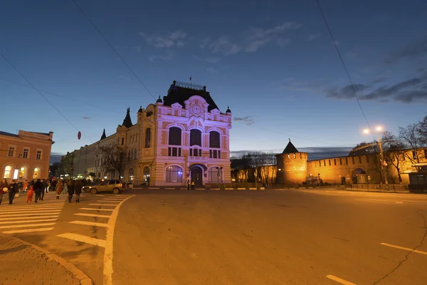 Nizhny novgorod, russland -04.11.2015. minin und pozharsky platz mit blick historisches gebäude der stadtduma, jetzt regionaler verband der gewerkschaftsorganisationen — Stockfoto