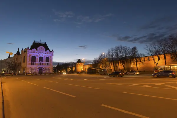 Nizhny Novgorod, Rusia 04.11.2015. Minin y Pozharsky Square con vistas edificio histórico de la ciudad Duma, ahora asociación regional de organizaciones sindicales — Foto de Stock
