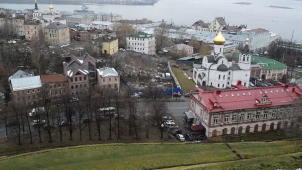 Nizhny Novgorod, Oroszország-02.11.2015. A tél elején a történelmi városközpont és a Volga folyó felülnézet — Stock videók