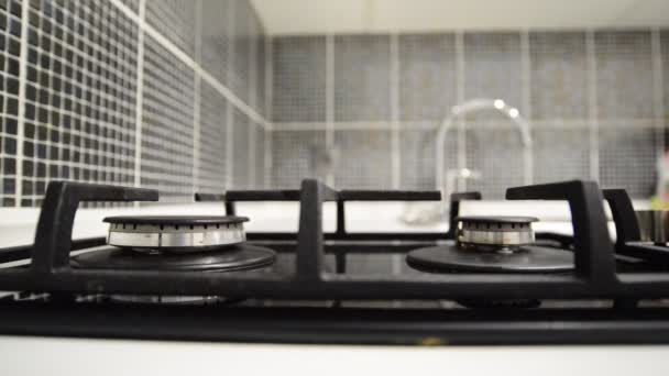 Две газовые горелки на кухне — стоковое видео