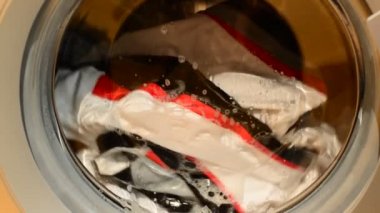 Siyah ve beyaz Çamaşırhane çamaşır makinesinde yıkanır