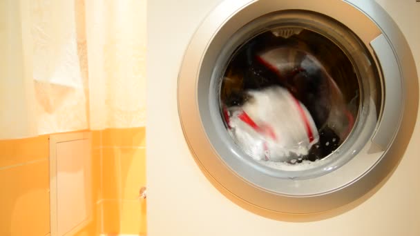 Черно-белое белье стирается в стиральной машине — стоковое видео