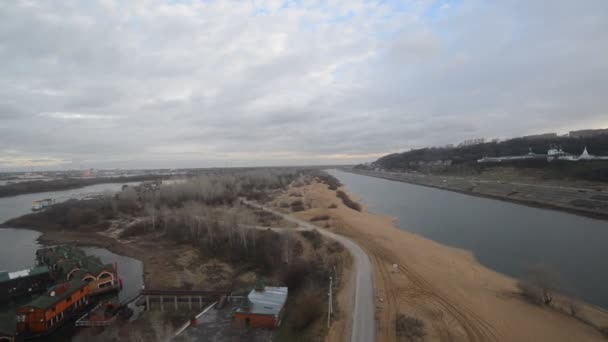 Nižnij Novgorod, Rusko - 04.11.2015. výhled na řeky Volhy a veslařský kanál z lanovky — Stock video