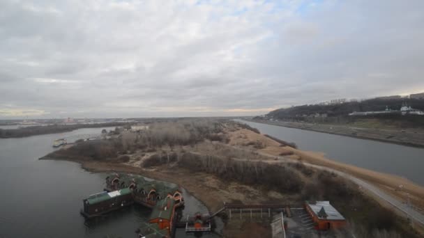 Nizhny Novgorod, Ryssland - 04.11.2015. utsikt över floden Volga och en rodd kanal från linbanan i stuga — Stockvideo