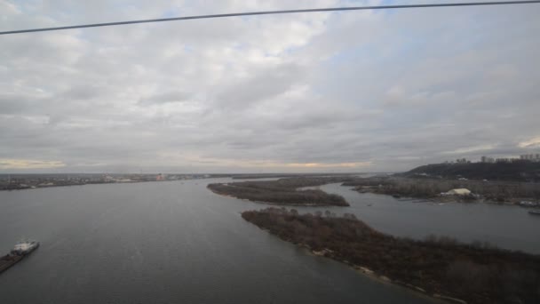 Nizhny Novgorod, Ryssland - 04.11.2015. utsikt över floden Volga och en rodd kanal från linbanan i stuga — Stockvideo