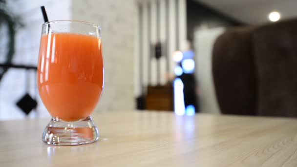 Glas vruchtensap op tafel in een café — Stockvideo