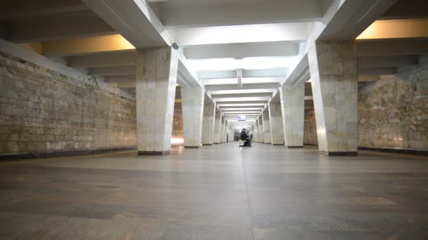 Nizhny Novgorod, RUSSIA 02.11.2015. L'interno della stazione della metropolitana Dvigatel Revolutsii — Video Stock