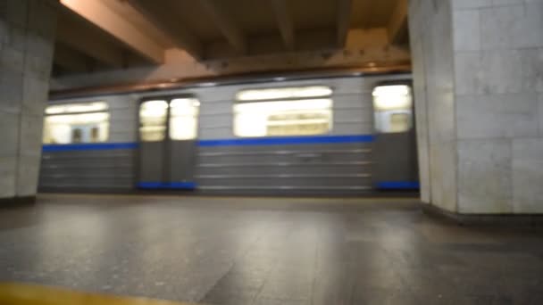 Nizhny Novgorod, RUSIA - 02.11.2015. El interior de la estación de metro Dvigatel Revolutsii en desenfoque — Vídeos de Stock