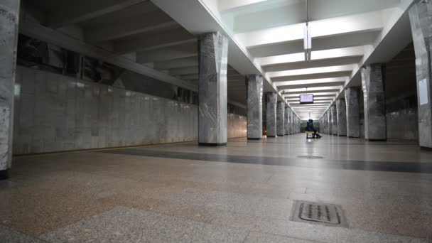 Nizhny novgorod, russland - 02.11.2015. Das Innere der U-Bahn-Station avtozavodskaya — Stockvideo