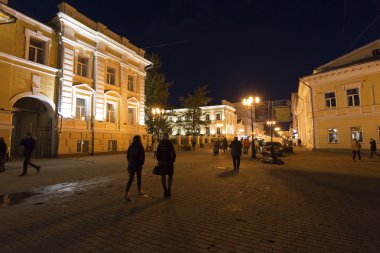 Nizhny Novgorod, Rusya Federasyonu-04.11.2015. Bolshaya Pokrovskaya - tarihi şehir merkezinde ana yayalara