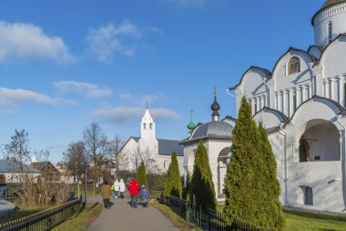 Suzdal, Rusya Federasyonu-06.11.2015. Aziz Pokrovsky Manastırı 16. yüzyılda inşa edilmiş. Altın yüzük seyahat