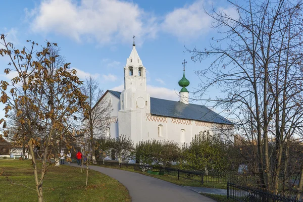Suzdal, Rusia 06.11.2015. Refectorio con la iglesia Concepción fue construido en el siglo XVI. Anillo de oro de viaje —  Fotos de Stock