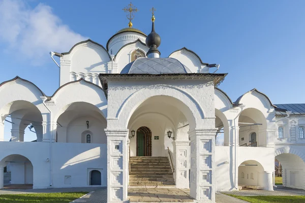 Собор Св. Покровского монастыря был построен в XVI веке в Суздале. Золотое кольцо России — стоковое фото