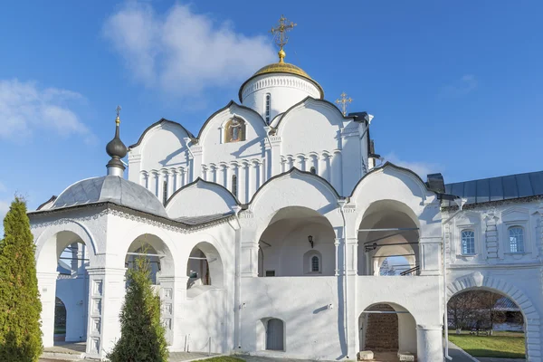 Собор Св. Покровского монастыря был построен в XVI веке в Суздале. Золотое кольцо России — стоковое фото