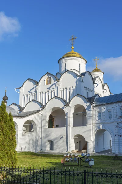 Собор Св. Покровского монастыря был построен в XVI веке в Суздале. Золотое кольцо России — стоковое фото