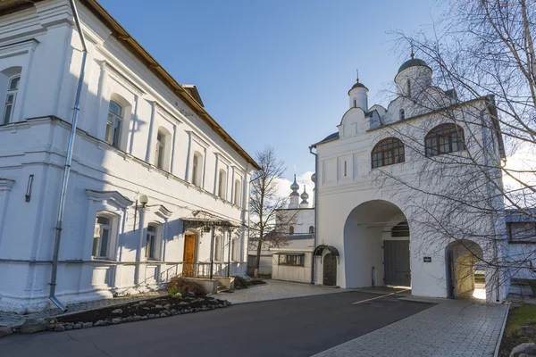 El territorio del convento Santo Pokrovsky construido en el siglo XVI en Suzdal. Anillo de oro de Rusia Viajar —  Fotos de Stock