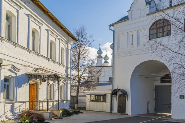 Le territoire du couvent Saint-Pokrovsky construit au XVIe siècle à Suzdal. Anneau d'or de la Russie Voyage — Photo